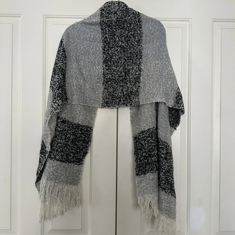 BCBGeneration Y2K Scarf Womens One Size Gray Black Stripe Knit Fringe Wrap Shawl